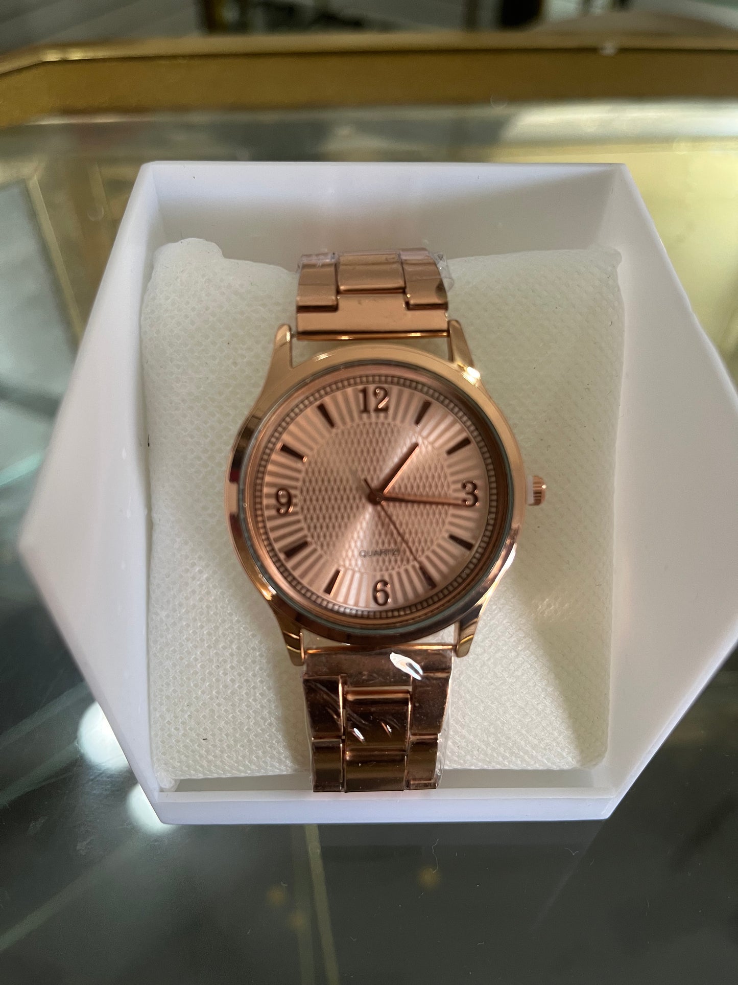ROUND ROSE GOLD WRISTWATCH